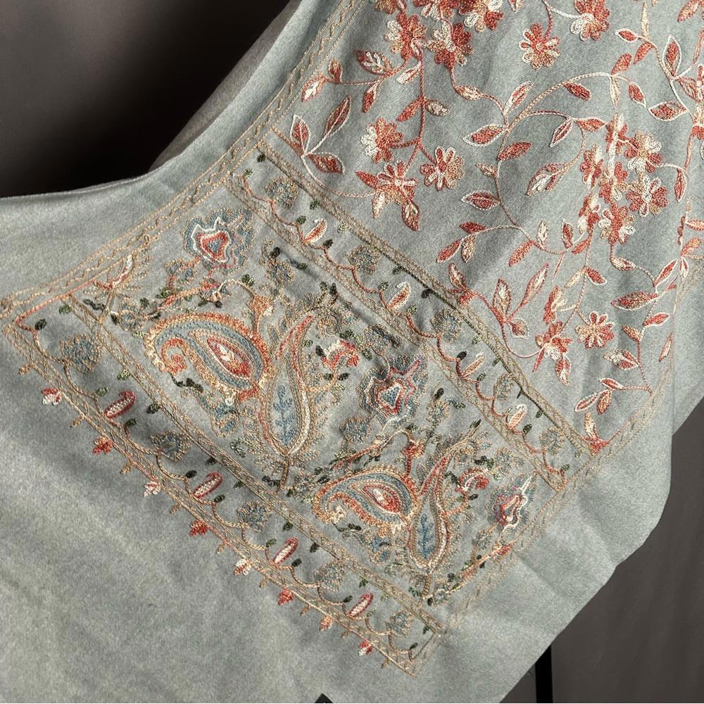 100% Cashmere embroidered floral scarf wrap ruana - Picture 6 of 10